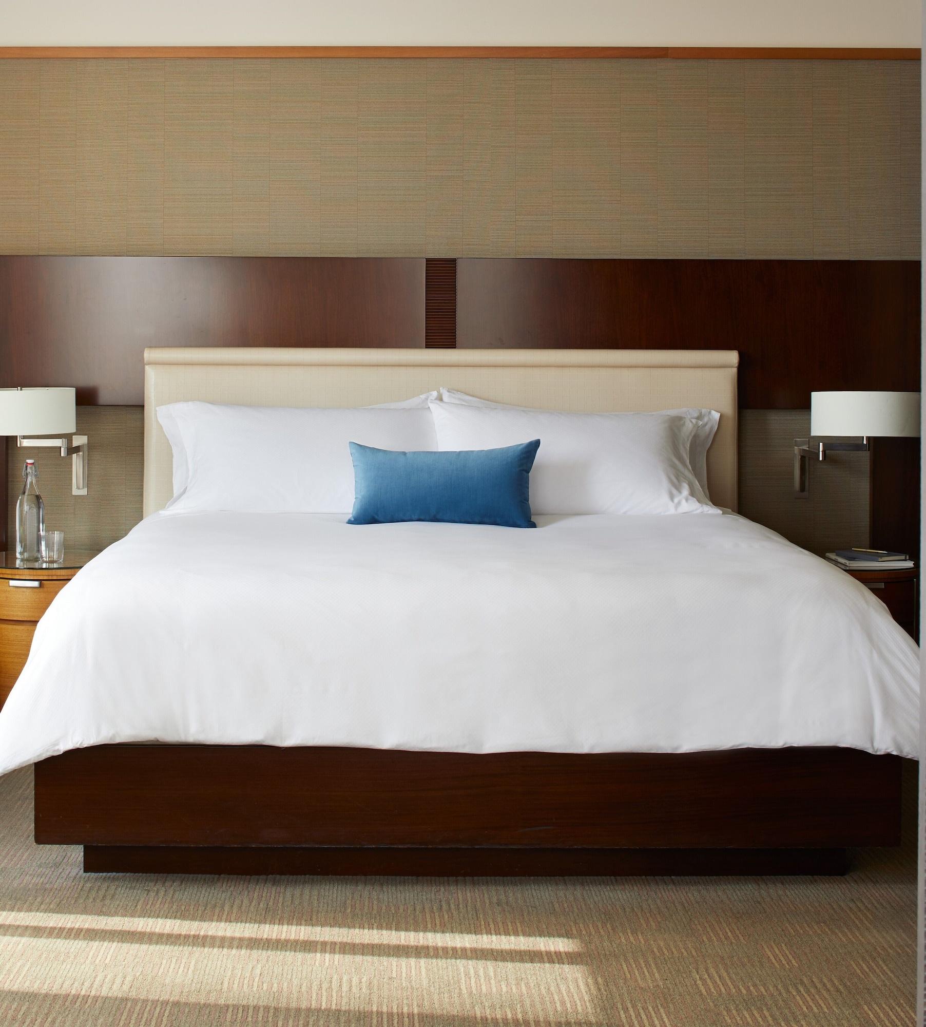 1 Hotel Seattle Exterior foto A bed with a duvet